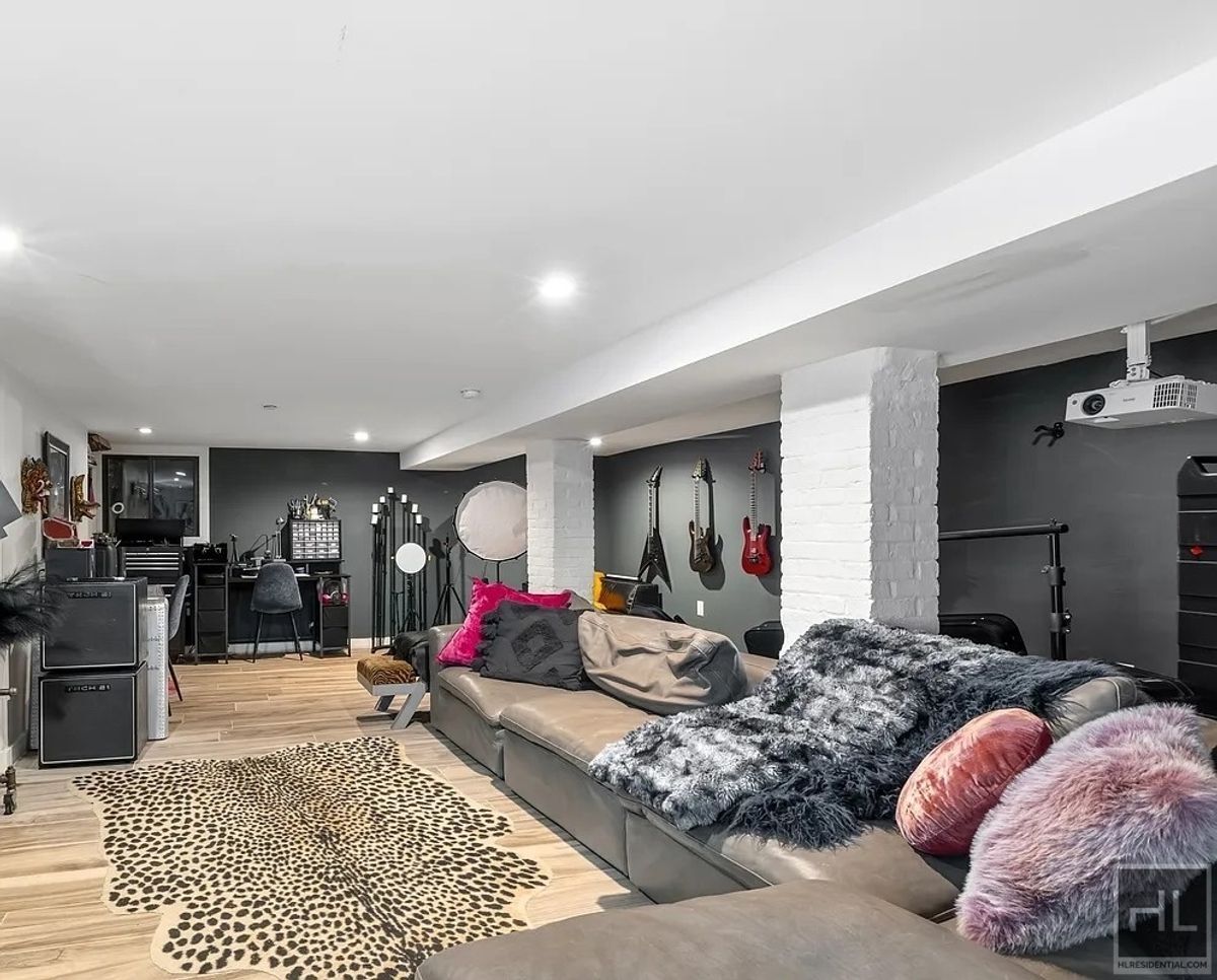 Building Photo - Gorgeous Townhome in Bed Stuy!