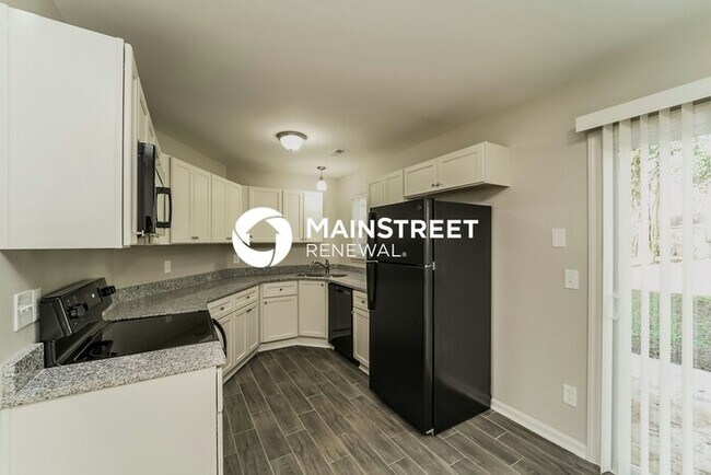 Building Photo - 2 Bedroom Pet-Friendly Home in Charlotte, NC with Main Street Renewal
