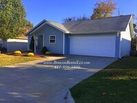 Building Photo - Large 5 Bedroom with lawn care and a community pool