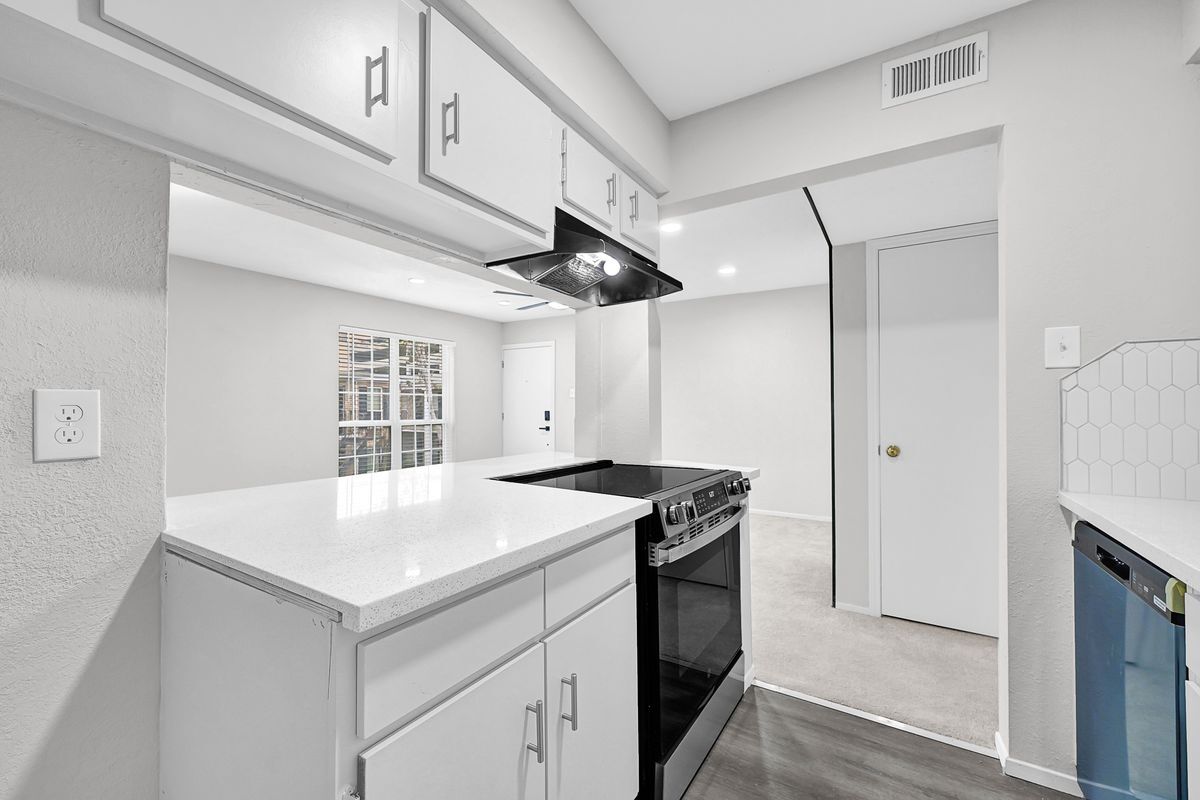 Building Photo - 6410 Del Monte Dr