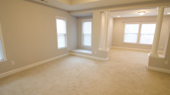 Building Photo - Breathtaking 2 Bd/2.5 Baths End-Unit Townh...