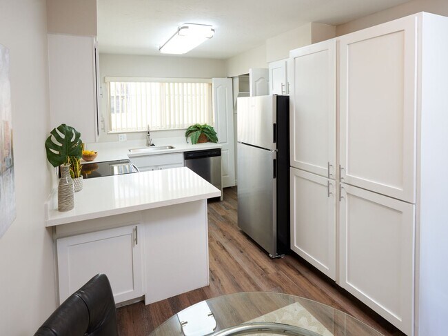 Building Photo - Riverside 1497-99