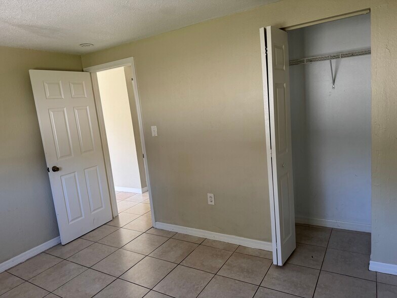 Building Photo - 2495 Bayside St