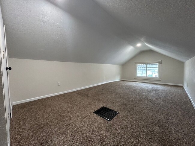 Building Photo - 2 Bedroom 1 Bath