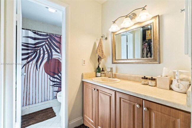Building Photo - 3868 Carambola Cir N