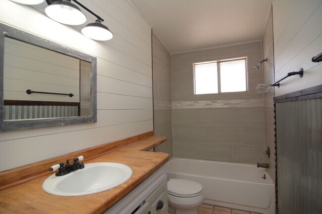 Building Photo - Charming 3 Bedroom 2 Bath House! Great Northwest Tucson Location