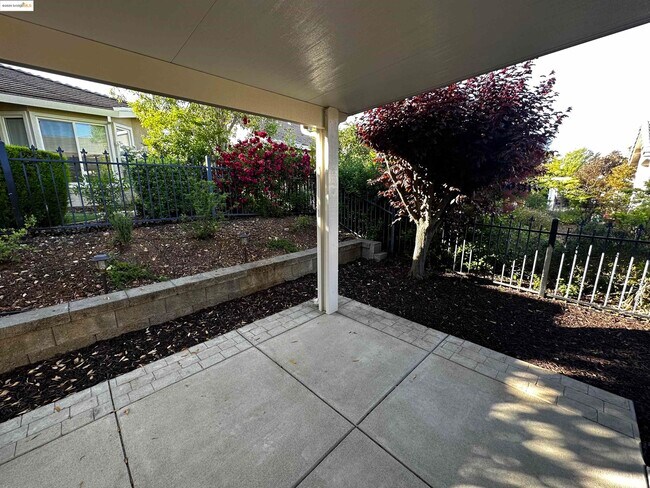 Building Photo - 575 Quindell Way