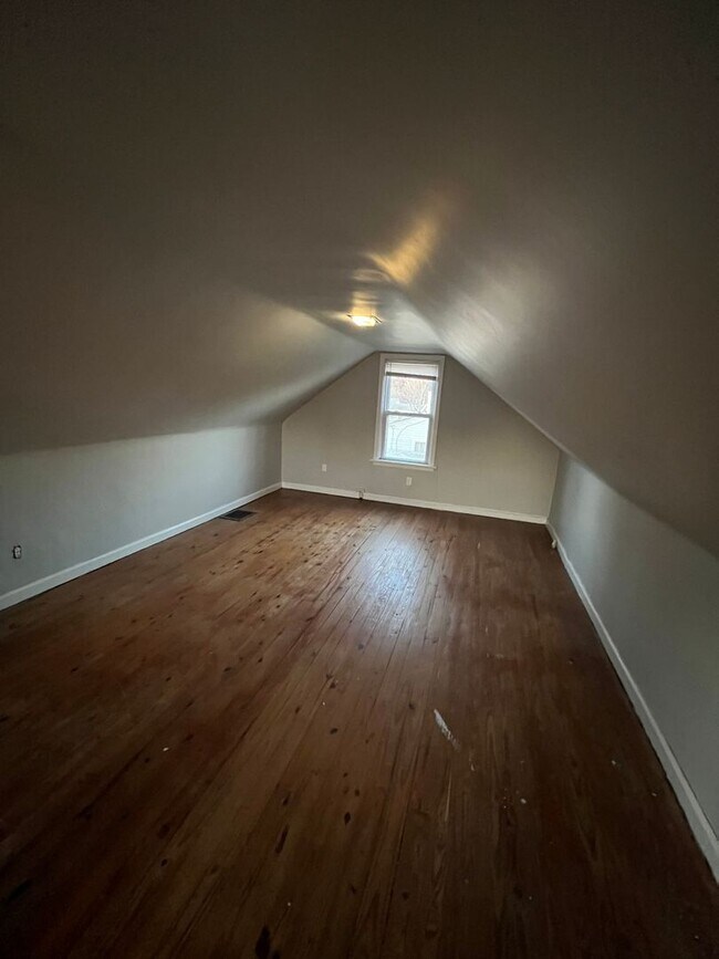 Building Photo - 4 bedroom 1.5 bathroom single family home