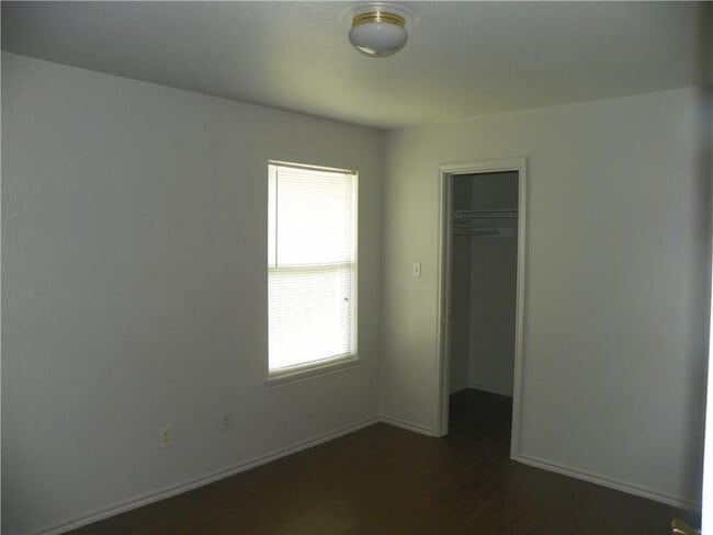 Building Photo - 2221 Creekside Ln