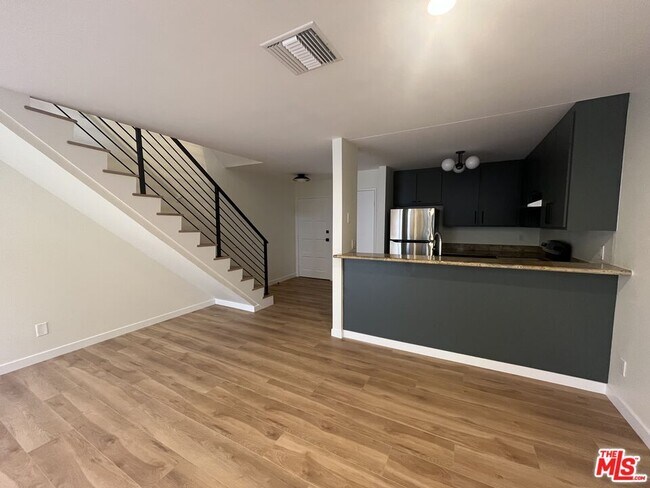 Primary Photo - 960 N San Vicente Blvd