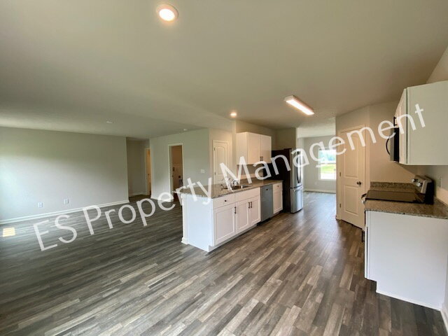 Building Photo - Lovely 5 Bedroom 3 Bathroom New Build in Muncie!