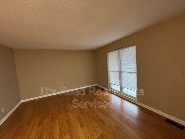 Building Photo - 3701 Greenview Dr