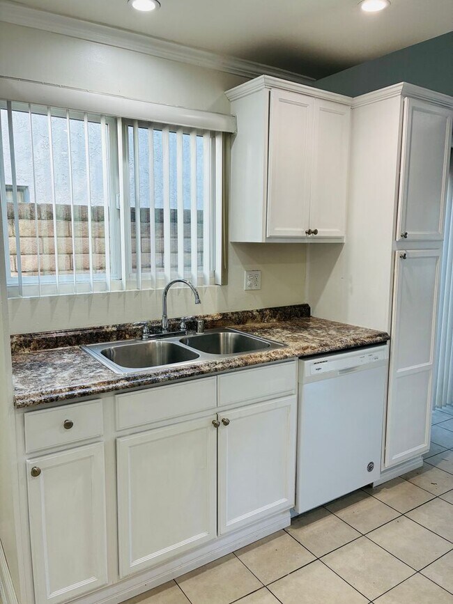 Building Photo - BEAUTIFUL 3 BEDROOM/ 2 BATH- ONE TIME RENTAL