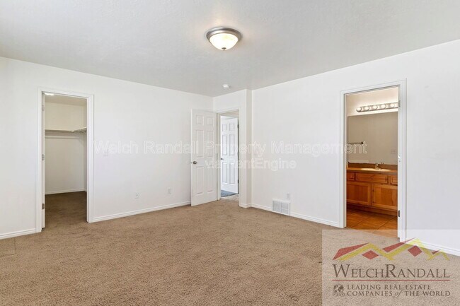 Building Photo - 2126 Pebblebrook Rd