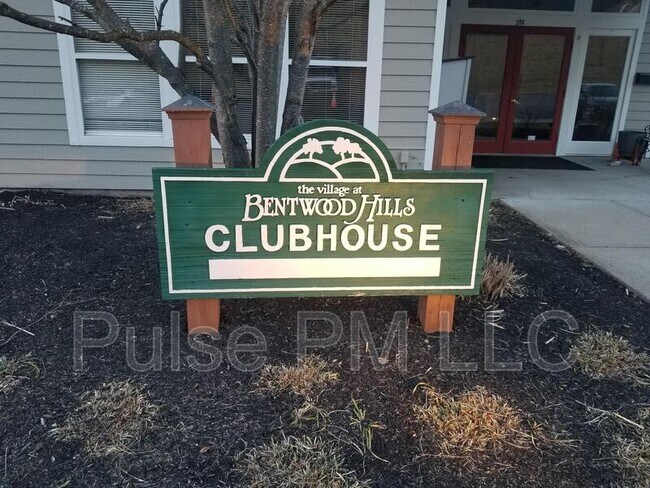 Building Photo - 440 Lakeview Dr