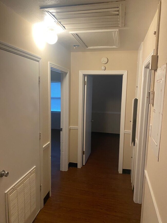 Building Photo - Spacious 2 BR 1 BA Located in Myers Park. ...