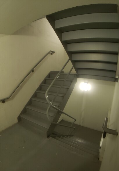 Building Photo - 111 W Maple St