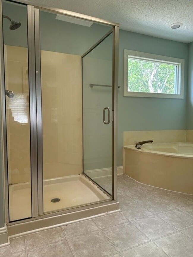 Building Photo - Maplewood