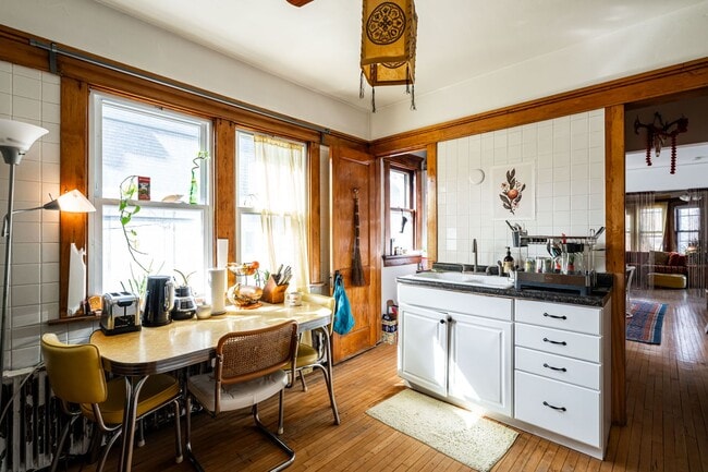 Building Photo - Bright and Sunny 3 Bedroom Upper