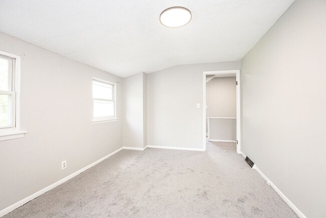 Building Photo - THREE BEDROOM SINGLE FAMILY HOME IN BEAUTI...