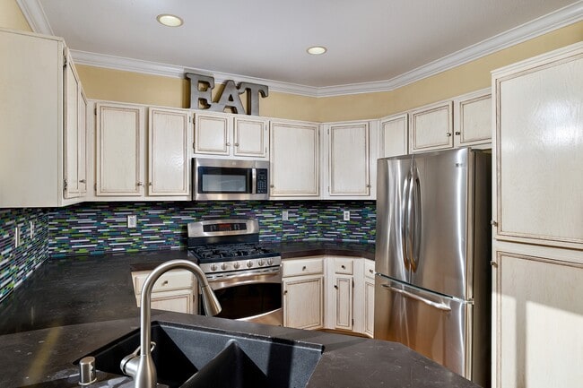 Building Photo - 1008 Cottage Way