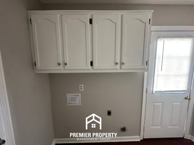 Building Photo - Spacious 4BR Cordova Home w/ Brick Fireplace, 2 Dining Areas & Covered Patio