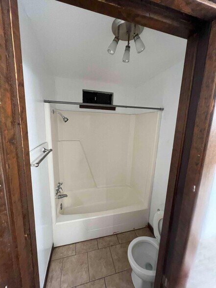 Building Photo - 605 22nd St