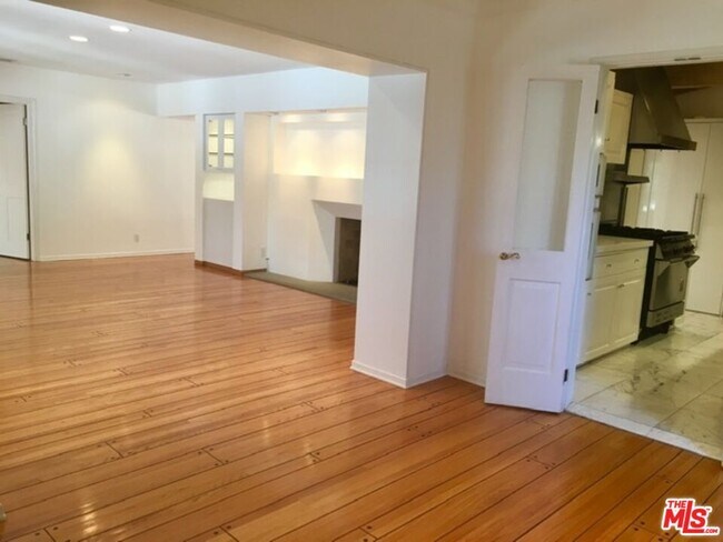 Building Photo - 4031 Hollyline Ave