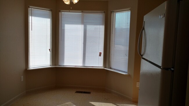 Building Photo - 3 Bedroom 2 Bath Charmer