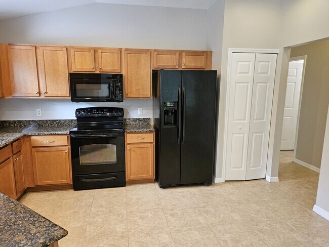 Building Photo - Annual Rental - Lovely 3 Bedroom 2 Bathroo...