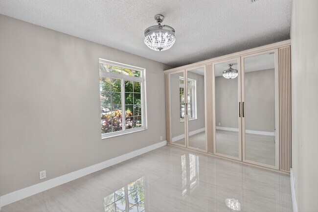Building Photo - 3043 Lakewood Dr