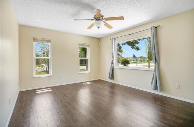 Building Photo - 137 Peppertree Dr