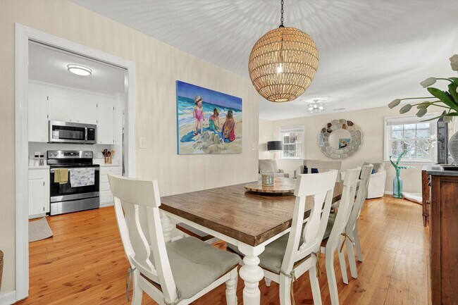 Building Photo - Furnished Off-Season 3bd/2ba Coastal Retreat with Screened Porch & Private Parking