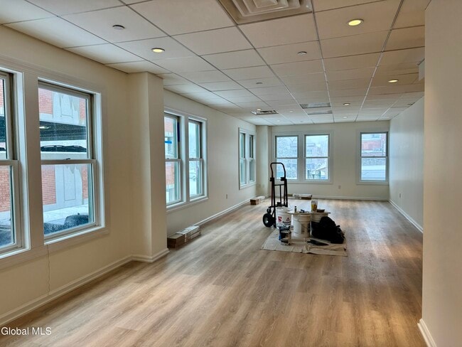 Building Photo - 433 Broadway