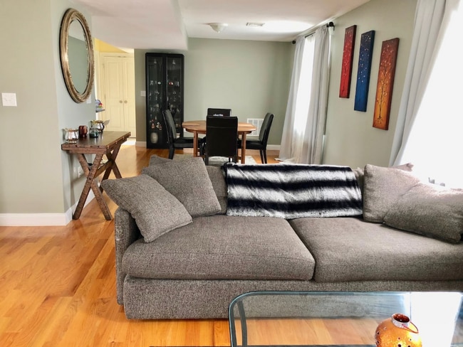 Building Photo - 17 The Strand