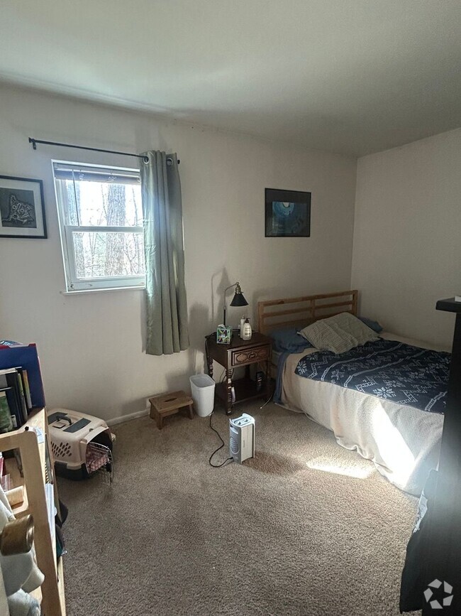 Building Photo - 3 bed, 1 1/2 Bath House