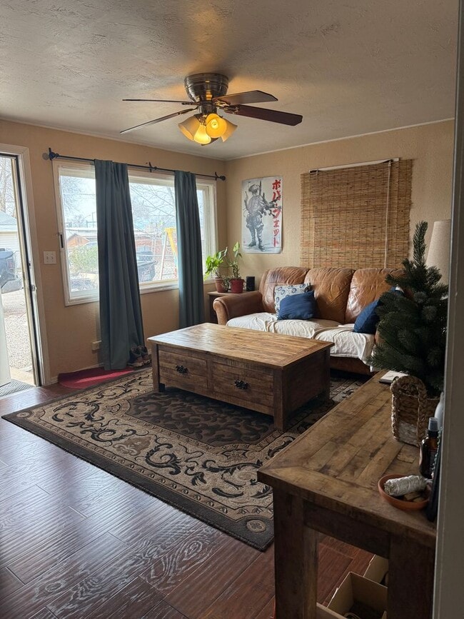 Building Photo - Lovely Fully Furnished 2 bed, 1 bath home