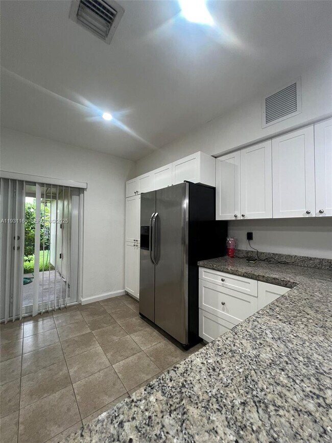 Building Photo - 9030 SW 40th Terrace