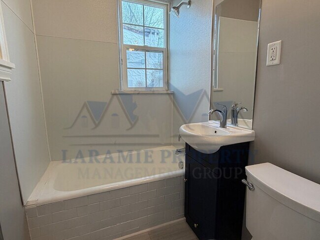 Building Photo - 407 S 5th St