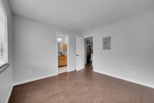 Building Photo - $2,195 - 1 Bed, 1 Bath Updated Lofted Cond...