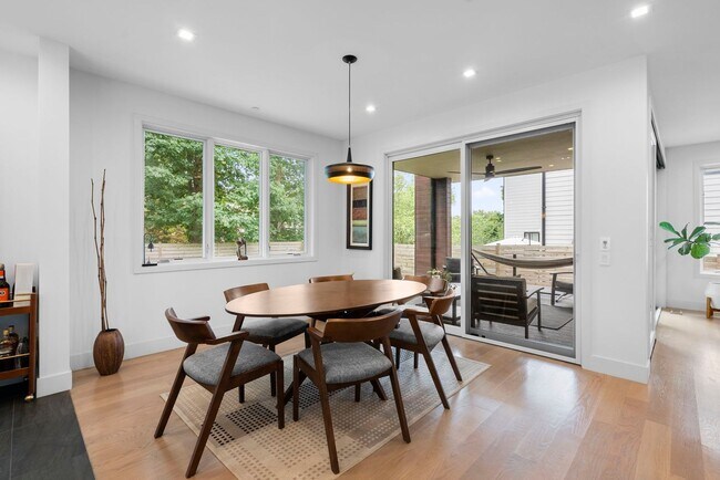 Building Photo - 5 Bed 4.5 Bath - Bethesda Contemporary Home
