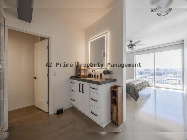 Building Photo - 207 W Clarendon Ave