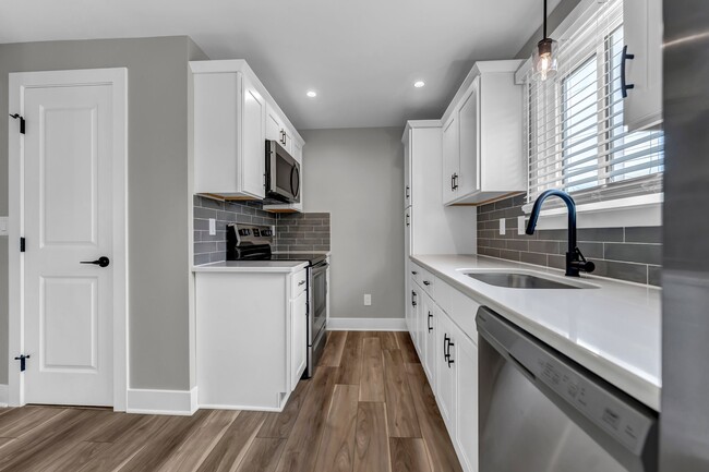 Building Photo - 52 Sebring Dr