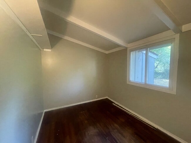 Building Photo - Cute 3 Bedroom Home
