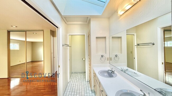 Building Photo - Updated MCM Gem in Adams Point