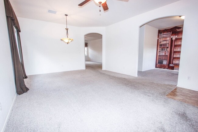 Building Photo - 3 Bedroom Plus Den in Quailwood