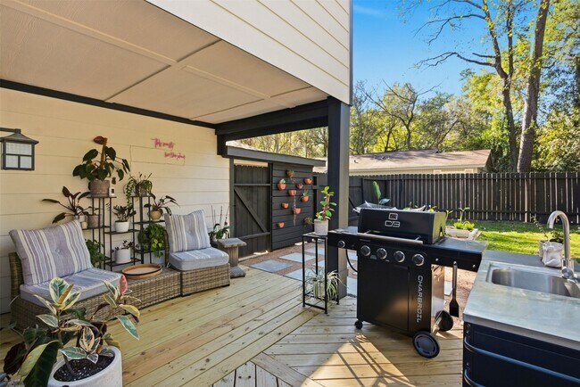 Building Photo - 1004 E Red Cedar Cir