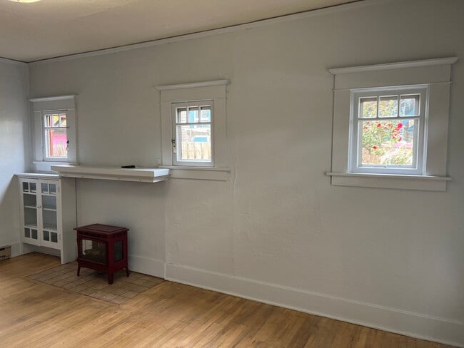 Building Photo - Beautifully updated 3 bedroom 1 bath duple...