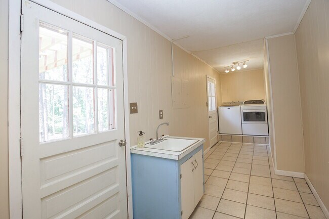 Building Photo - Retro Ranch only minutes from downtown Sou...