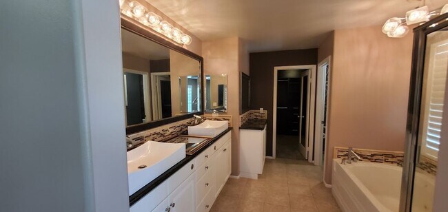 Building Photo - Beautiful House in the Lovely Fair Oaks Ra...